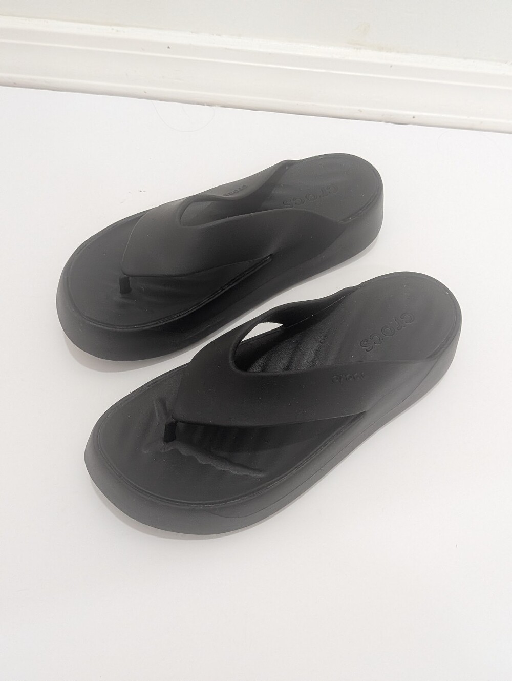 Crocs Women's Black Patent Getaway Flip Flop Sandals Size 7